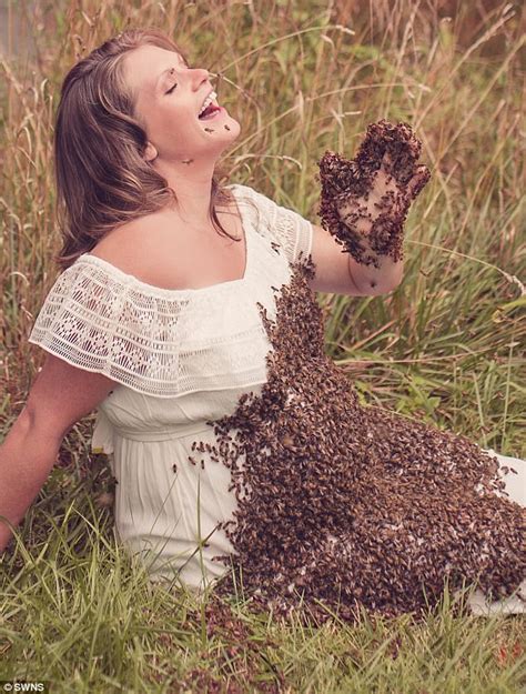 Pregnant Ohio Mom Poses For Shoot With Bees Daily Mail Online