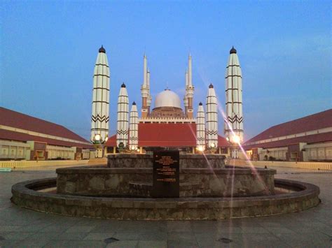 Diatas adalah foto masjid agung sheikh zayed yang juga biasa disebut sebagai sheikh zayed grand mosque, sebuah masjid megah yang berada di kota abu itulah 26 foto dan gambar masjid tercantik dari berbagai penjuru dunia dengan berbagai kisah dan cerita uniknya. Masjid Agung Semarang Wallpaper - Gambar Islami