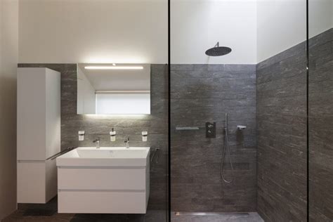Bei uns finden sie alles, was ein barrierefreies badezimmer braucht, bodenebene duschen, waschplätze die auch mit einem rollstuhl unterfahrbar sind, armaturen und heizkörper die ganz leicht vom rollstuhl aus bedienbar sind sowie besonders tiefe wcs und. Das barrierefreie Bad - Wohnungs-Einrichtung.de