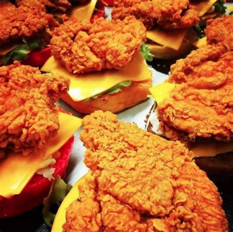 Cara membuat burger ayam rumahan: Roti Burger Warna Warni, Daging Ayam Crispy.. Lupakan ...