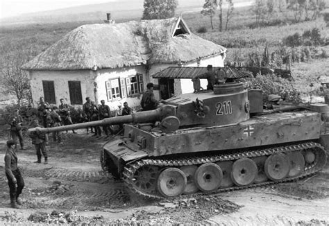 Немецкий танк Тигр 211 из 503 го танкового батальона в районе