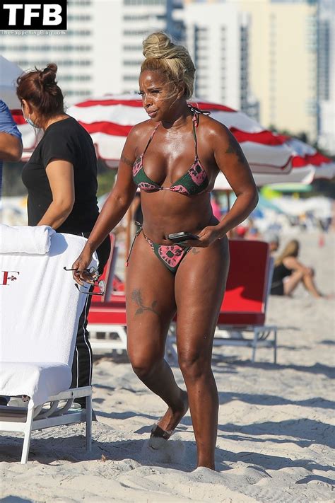 Mary J Blige Hits The Beach In A Patterned Two Piece Bikini 19 Photos Leaked Nude Celebs
