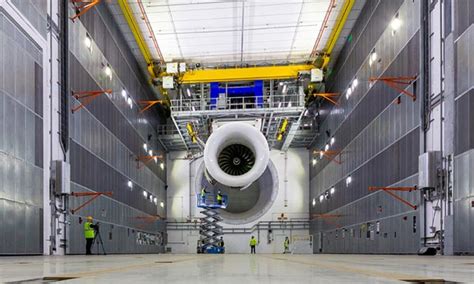 At a whopping 7,500 square meters, the space is larger than a premiership soccer pitch. Premier test moteur sur le banc Testbed 80 de Rolls-Royce