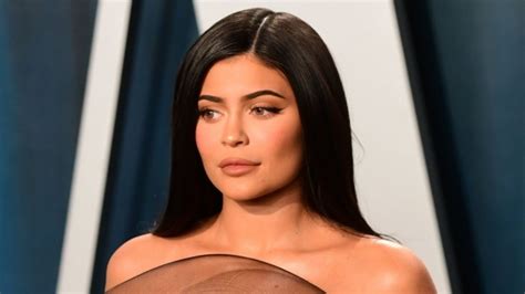 Kylie Jenners Dress Almost Slipped Off Her Boobs Kylies Drug Look