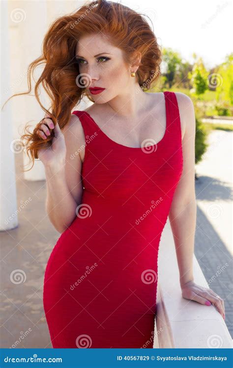 Sch Ne Sexy Frau Mit Dem Roten Haar Und Den Sommersprossen Stockbild