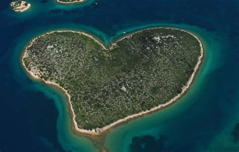 Galesnjak is not only desired because of its lonely, white beaches and bays, but also because of its since the island of galesnjak is uninhabited, especially nature lovers and couples will enjoy the. Ostrov lásky v Chorvatsku | CestujZadara.cz