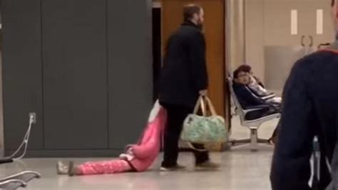 Se Viraliza El Vídeo De Un Padre Arrastrando A Su Hija Por Un Aeropuerto