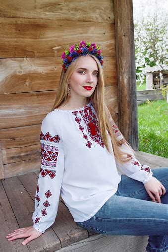 Junge Schöne Blonde Frau Mit Langen Haaren In Ukrainischer Bluse Und In