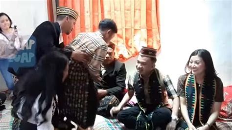 Mereka akhirnya dikaruniai seorang anak ketika sebelumnya sempat mengalami beberapa kali keguguran, ruben dan sarwendah memiliki 3 orang anak bernama betrand peto putra onsu, thalia putri onsu, dan thania putri onsu. Penyerahan Betrand Peto Kepada Ruben Onsu Buat Ibunda Nangis, Ayah Kandung: Mereka Orang yang ...