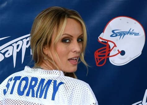 Usa Arrestation Politique De Stormy Daniels Dans Un Club De Strip Tease Selon Son Avocat