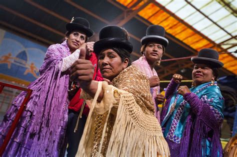Quienes Son Las Cholitas La Historia De Las Luchadoras Bolivianas Video