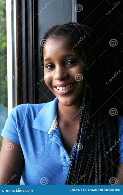 Natuurlijk Licht Portret Van Glimlachende Zwarte Tiener Stock Foto Image Of Tiener Vrouw 6879754