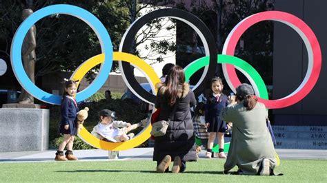 Periodistas reunidos en el complejo multifunción de la villa olímpica y . Juegos Olímpicos Tokio no cancelará los JJOO si no se ...