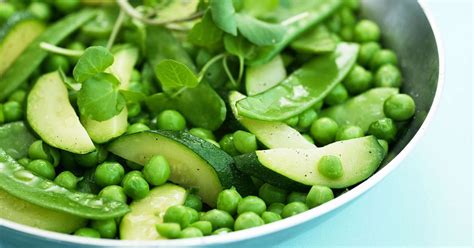 Poêlée de petits pois aux pois mange-tout et courgettes
