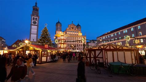 Während Christkindlmarkt in Augsburg: Mann klettert auf Rathaus und