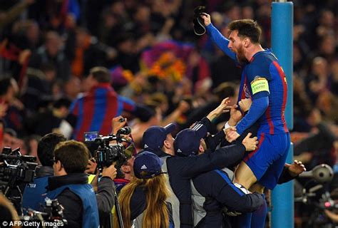 Lionel Messi Mobbed By Barcelona Fans Daily Mail Online