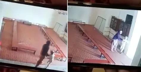 ‏مسجد سے ملحقہ مدرسے میں نوجوان نے سات سالہ بچے کو درندگی کا نشانہ بنا ڈالا۔ ویڈیو