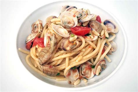 #spaghetti #spaghettiallevongole #spaghettialpesceingredientispicchio d'aglioolio extra vergine d'olivapomodoriniprezzemolosale grossospaghettivongolevino. Spaghetti con le vongole. La ricetta è perfetta con pinoli e datterini