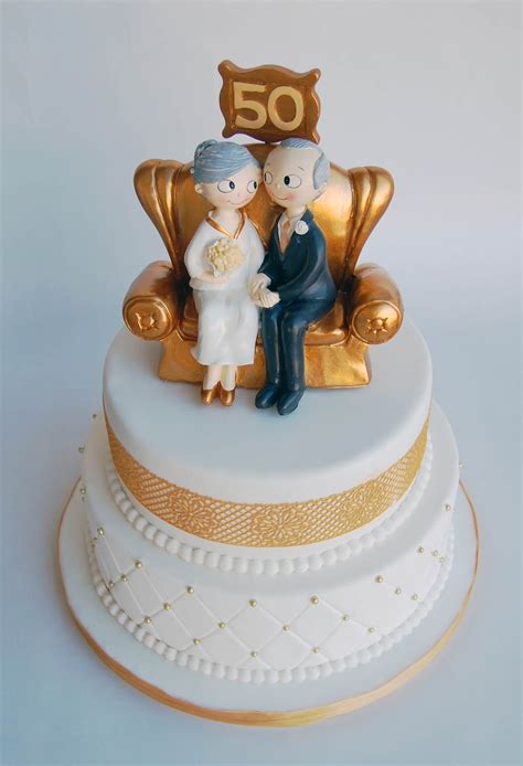 Otros novios prefieren figuras más clásicas o con poses originales o divertidas, de forma que llame la atención de todos los invitados de la boda. VANESSA KUKIS: Tarta boda de oro