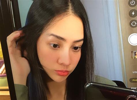 Anya Geraldine Selfie Pakai Tanktop Sambil Rebahan Netizen Gaji UMR Mending Mundur Okezone