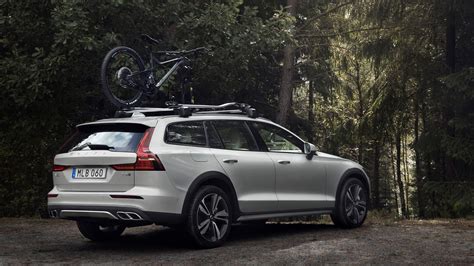 What's new on the 2020 volvo v60? 2020 Volvo V60 Cross Country is proof SUVs aren't always ...