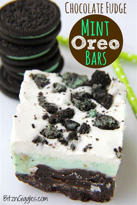 Mint chocolate fudge ins a simple fudge recipe that looks fancy and tastes amazing! Chocolate Fudge Mint Oreo Bars