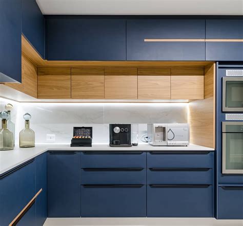 Cozinha Contemporânea Branca Azul E Amadeirada Com Bancada De Refeição E Teto Decorado Decor