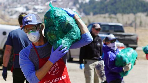 Coronavirus How To Help Salvation Army Volunteers Bring Families Food