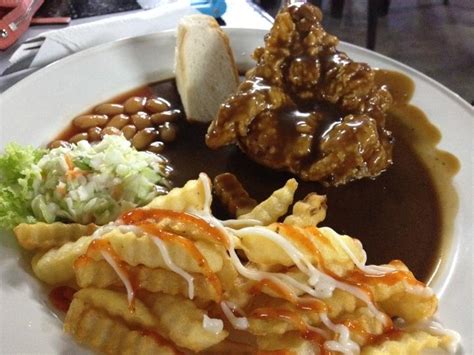 Fasilitas yang ada di pantai ini yaitu gerai makan, restoran, hotel, tandas, surau yang akan memanjakan percutian anda dan keluarga. Tempat Makan Sedap Di Malaysia: Tempat Menarik di Kuantan