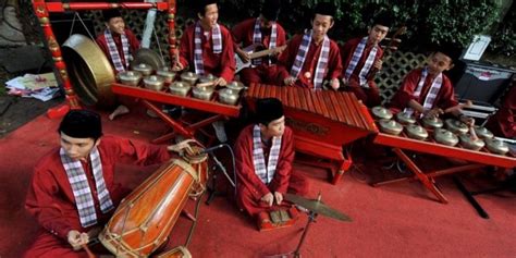 Alat musik tradisional betawi yang satu ini terbuat dari kayu jati yang dilengkapi dengan tabung resonansi dari batok kelapa serta senar. Alat Musik Betawi Gambar dan Penjelasan Terlengkap