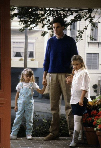 Full House Stephanie Danny And Dj At The Front Door Full House Cast