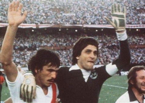 Daniel Passarella Con El Pato Fillol River Plate 1979 Daniel Passarella Futbol Argentino Fútbol