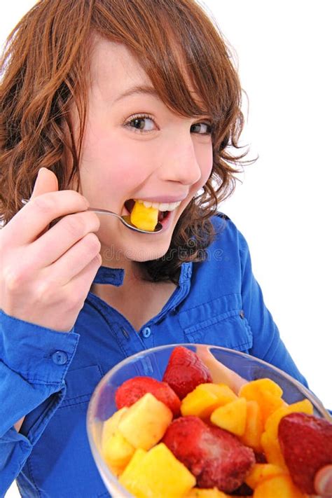 Mediados De Mujer Adulta Que Come La Ensalada De Fruta Fresca Imagen De