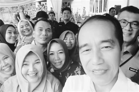 full senyum ekspresi wajah pejabat bengkulu tengah selfie bareng presiden jokowi