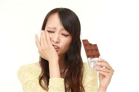Atasi gigi ngilu dengan berbagai obat medis dan ala rumahan rekomendasi obat alami dan medis untuk meredakan ngilu di gigi. Yuk, Cari Tahu Obat Gigi Ngilu yang Efektif - Alodokter