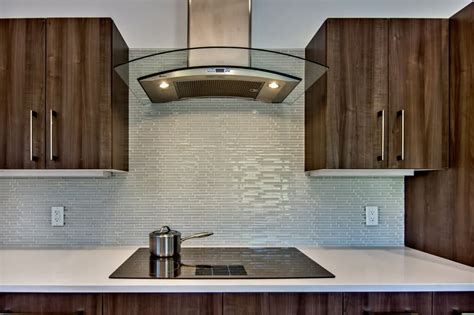 10 Glass Tile Kitchen Backsplash Ideas 2022 The Shiny Ones Modern Backsplash Kitchen