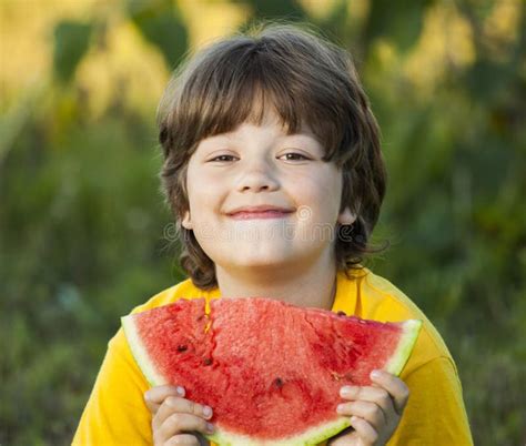 在花园吃西瓜的快乐孩子 野外水果公园的男孩 库存照片 图片 包括有 男朋友 幸福 乐趣 果子 250816798
