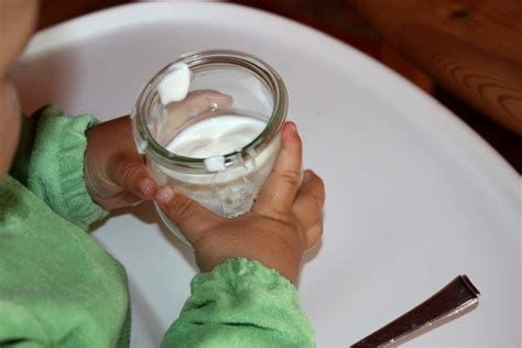 Ernährung baby » was darf oder soll mein baby in welchem monat essen? Ab wann dürfen Babys Joghurt essen? | Rubbelbatz