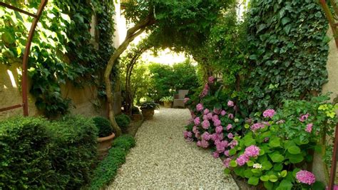 He says you need to prioritise when planning. 15 Beautiful Transitional Landscape Designs For A Private ...