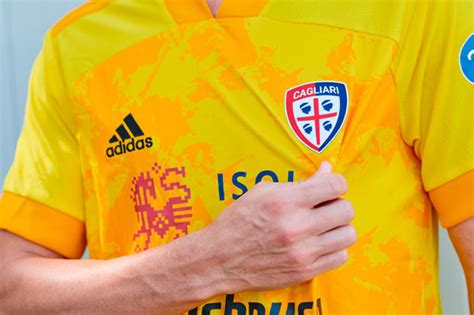 Adidas è una catena tedesca di moda di scarpe e abbigliamento sportivo che da anni collabora con i migliori top player calcistici per creare. Tercera equipación adidas Cagliari Calcio 2020-21 ...