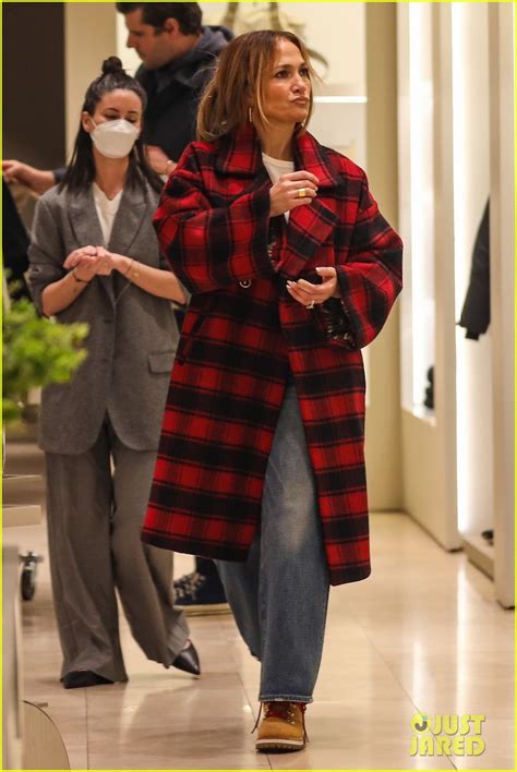 Photo Jennifer Lopez Shows Off Coat Collection 06 Photo 4872813