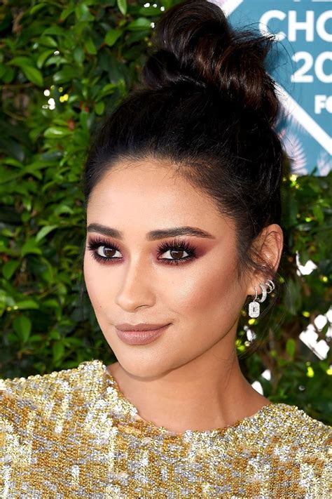 What Are Shay Mitchells Best Makeup Moments We Rounded Up 12 Of Her