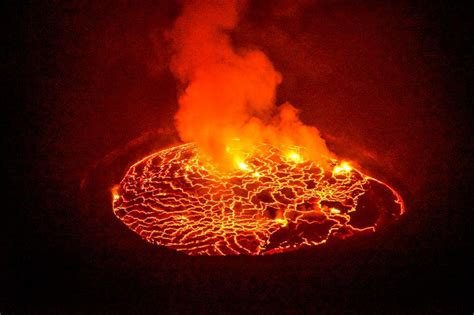 Volcan nyiragongo en éruption vidéo aérienne la ville. Exploring Nyiragongo, one of the world's most dangerous ...