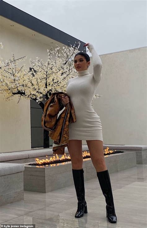 Kylie Jenner Looks Like A Total Dish As She Flashes Her Killer Curves Daily Mail Online