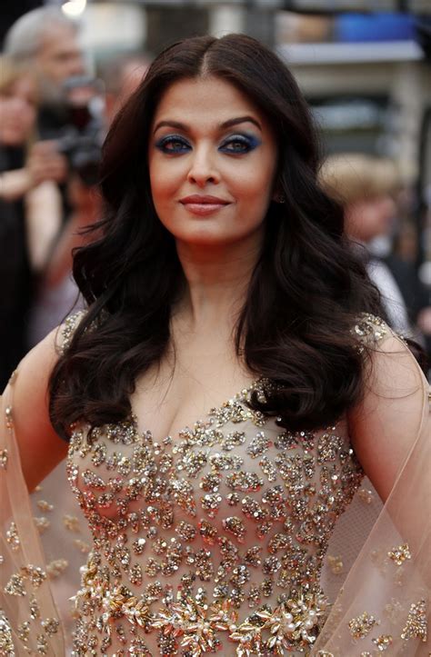 Aishwarya Rai Bachchan Bedazzles Cannes Red Carpet In Golden Gown