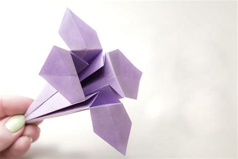 Von einfachen tulpen bis zu komplizierteren rosenblüten. origami romantique facile