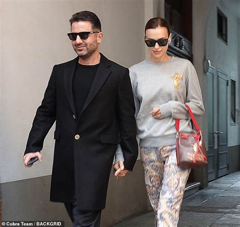 Kanye west and irina shayk are dating! Irina Shayk hält Hände mit engen männlichen Freund Ali ...