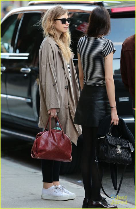 Imogen Poots Keeps It Low Key In The Big Apple Photo Photo Gallery Just Jared Jr