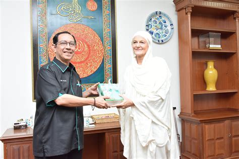 Tan sri dzulkifli bin abdul razak (1951 doğumlu) malezyalı emekli bir profesör, eğitimci ve bilim insanıdır. ISTAC IIUM to be revitalized by triple launching in 2019