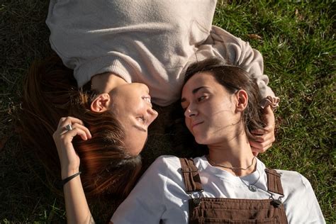 Casal de lésbicas passando um tempo juntos ao ar livre Foto Grátis